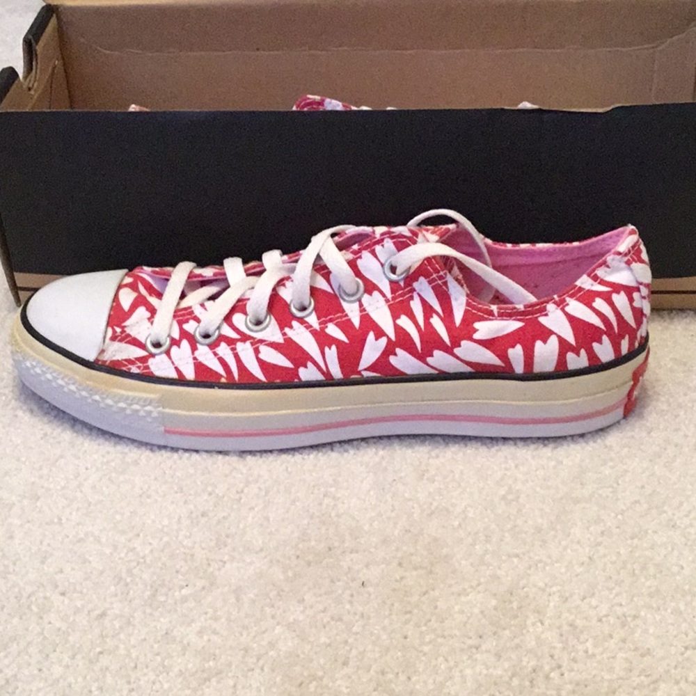 Red heart converse all stars
